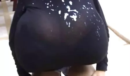 Ze knijpt en knijpt uit de videi poeno kleren van een brunette.