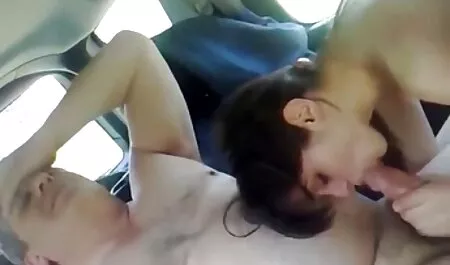 Een Russisch meisje masturbeert. porno masini