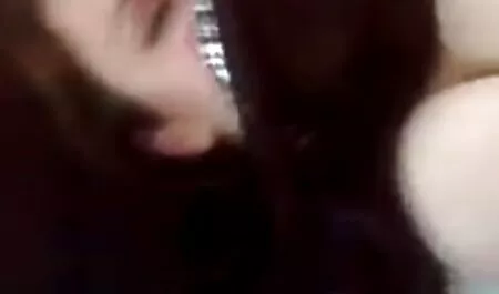 Drie vriendinnen zijn in video pizde goale pyjama voor het slapen gaan.