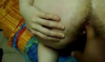 Het meisje haalde een lid uit de filme porno gratis cu politiste garage.