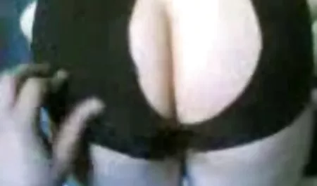 Vastgebonden aan een batterij, wordt een druk meisje filmulete porno online gratis verkracht op de vloer.