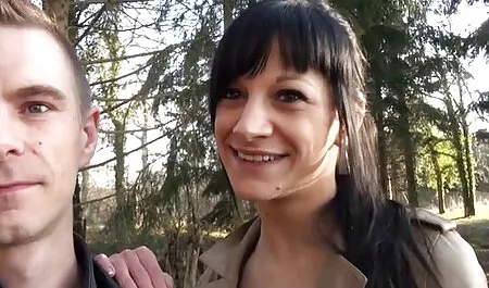 Broer leert jongere zus naar masturbare pizde seks te kijken.