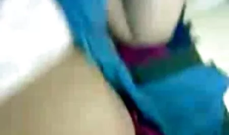 Een gezond ebbenhout doodt een blank meisje in bed. filme porno pentru telefonul mobil