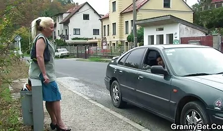 Verlegen blondje o laba gratuit wordt in de kont geneukt