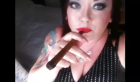 MILF verleidt een man met een grote bril met retube filme porno gratis