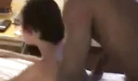 Mijn moeder liet filmeporno amatori haar zoon aan haar tepels trekken.