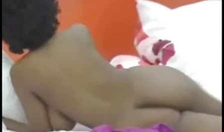 Leuke lesbiennes genieten van de look in bed web gratis porno
