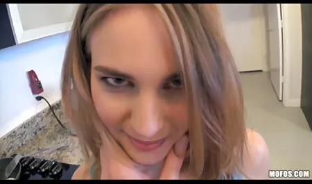 Kijk naar massagemassage filme porno gratis cu bunaciuni met een mooi meisje.