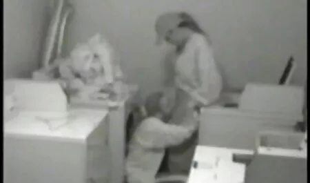 De Russische moeder voedde haar zoon filme pororno op.