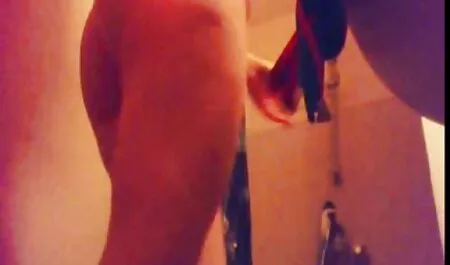 Een gesprek met porno cu femei gratis de leraar in de badkamer van de school