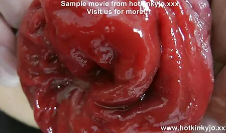 Een jong meisje dat met een glas film porno ixxx op de ramen neukt.