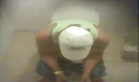 De jongeman sex oral video gratis masturbeert met een levende telescoop.