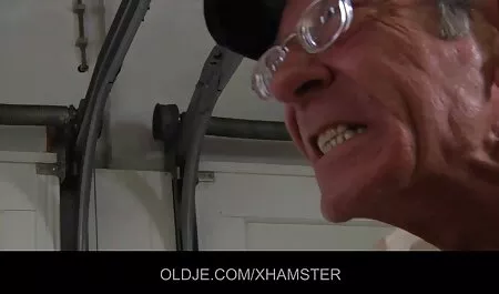 Mooie dans in de douche voor de videi pirno camera.