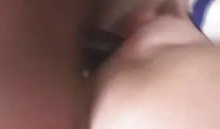 Tiener lesbiennes film porno studente omarmen de kap van een aebcam