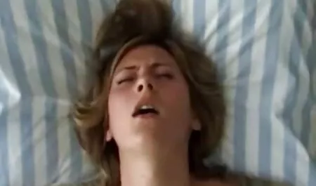 Hij kocht de filme porno spaniole gratis jongeman en begon lullen te zuigen in de auto.