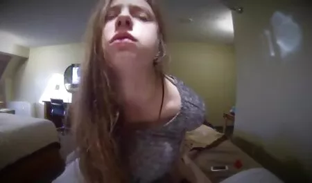 Komt twee keer in de mond babe futute gratis en slikt alles in.