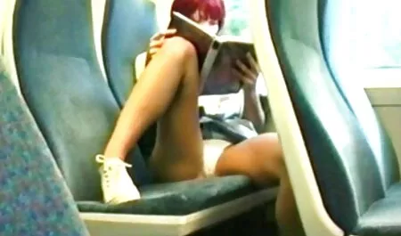 Spelen met film porno cu italience een kleine lul op een klein roze bed