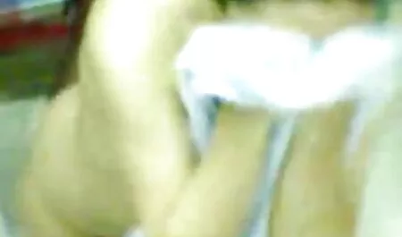 Twee blondjes besloten porno te worden en de filmxxxgratis man maakte er misbruik van.