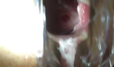 Man deed alsof door zichzelf in slipjes filmulete de futai te zien.
