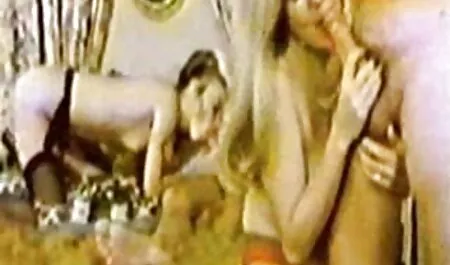 Papa neukt het meisje en snijdt haar. filme pornogratis