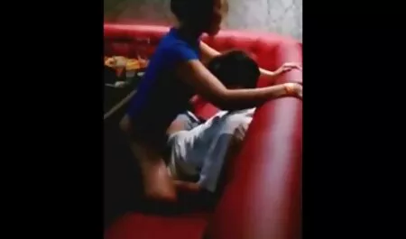 Broer vreau sa vad un film porno schopte zijn zus.