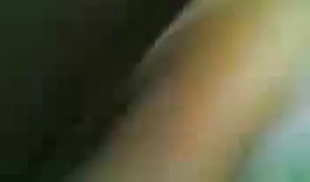 Brunette met grote tieten geeft harige poesjes gratis pornozot