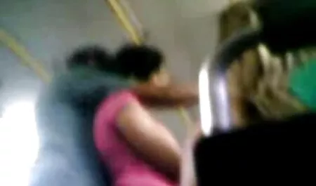Knijpen in haar grote tieten terwijl haar vingers filme porno gratis redtube in de bus zitten.