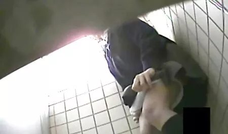 Ga naar het toilet filme noi online porno met een Russisch meisje.