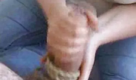 Een naakt meisje masturbeert met filme porno fri een grote penis.