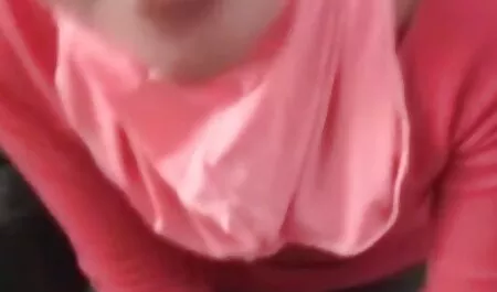De jongen maakt zich filme porno cu bunaciuni in colanti zorgen over het roodharige monster met de vaginale vuist.