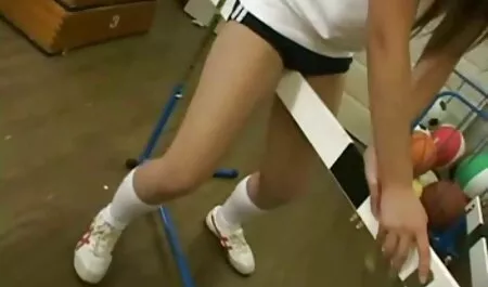 Het filme xxx cu blonde gratis meisje zit vast onder het bed en haar man neukt haar.