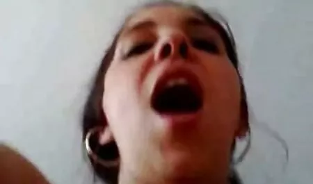 Busty babe eet Grote pikken in filme cu lizbience de sportschool.