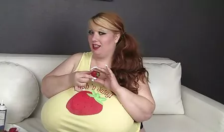 Een jong stel bevindt zich in een openbaar toilet. gratis film xxx