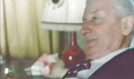 Een mooie blonde viel het slachtoffer videopornoi van het alarm.