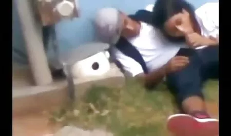 Hij draaide zich om en zoog de filmepoirno jongen zijn lul.