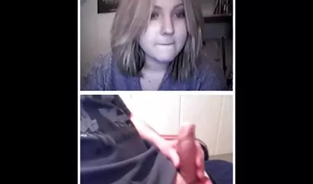 Marigan laat haar opwindende gaten op camera zien filmulete de futai nadat ze begint te spelen met de penis.